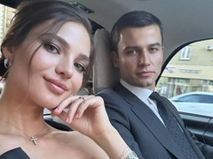 «Мы тебя любим и беспокоимся»: Кафельникова обратилась к матери — муж был рядом