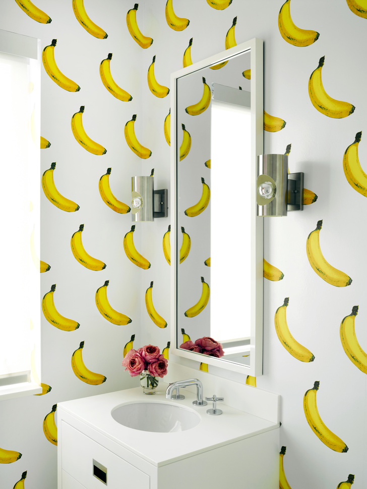 Гостевая ванная. Обои с ярким «банановым» принтом напоминают работы Энди Уорхола. Это покрытие имеет эффект scratch-and-sniff: стоит потереть поверхность рукой — ощущаешь аромат бананов.