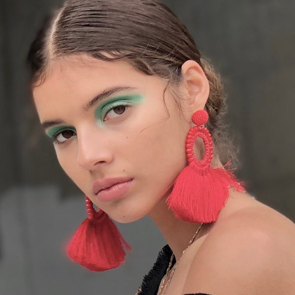 Как сделать яркий макияж, если боишься выглядеть нелепо: гениальный бьюти-хак от визажиста Селены Гомес