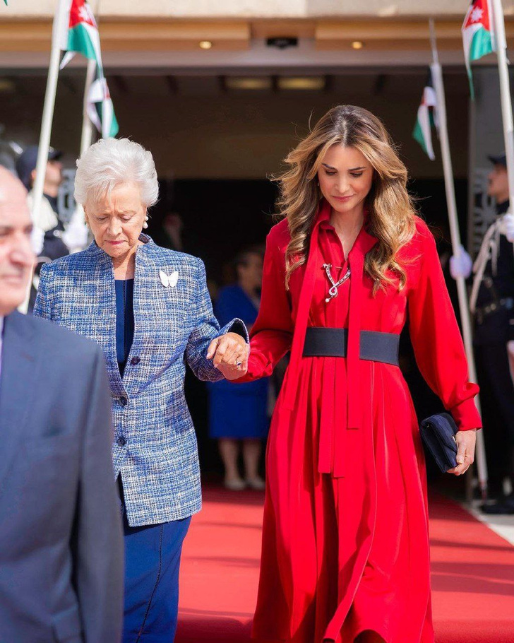 Королева Рания в алом платье-рубашке ливанского бренда Bazaza вместе со своей британской свекровью посетила парламент