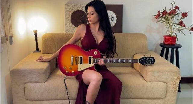 Лариса Ливейр (Larissa Liveir), самая горячая гитаристка планеты: посмотри, как она владеет инструментом