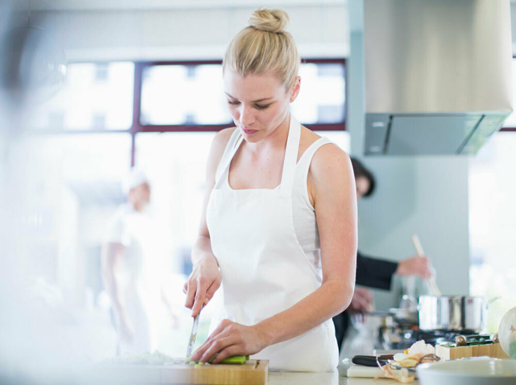 Как научиться готовить: 7 видео по основам кулинарного мастерства