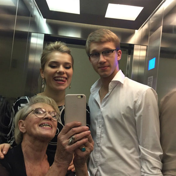 Семейное селфи в лифте Алиса Фрейндлих сделала собственноручно