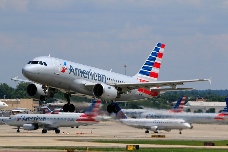 «Экстремально отвратительный запах»: семья намерена засудить авиакомпанию, ссадившую их с рейса, за дискриминацию