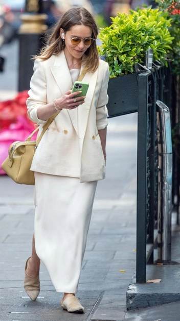 Стиль аристократов: Эмилия Кларк в роскошном образе — он выглядит дорого и статусно | marieclaire.ru