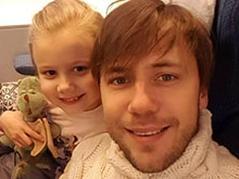 Иван Жидков устроил жаркие танцы в бане с дочкой и любимой девушкой