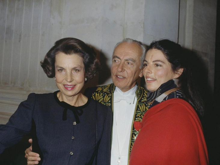 Лилиан Бетанкур, ее муж Андре Бетанкур и их дочь Франсуаза Бетанкур на церемонии приветствия политика во Французской академии, 23 марта 1988