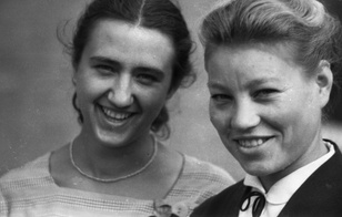 Как выглядели советские женщины в 40 лет: реальные фото наших мам в молодости