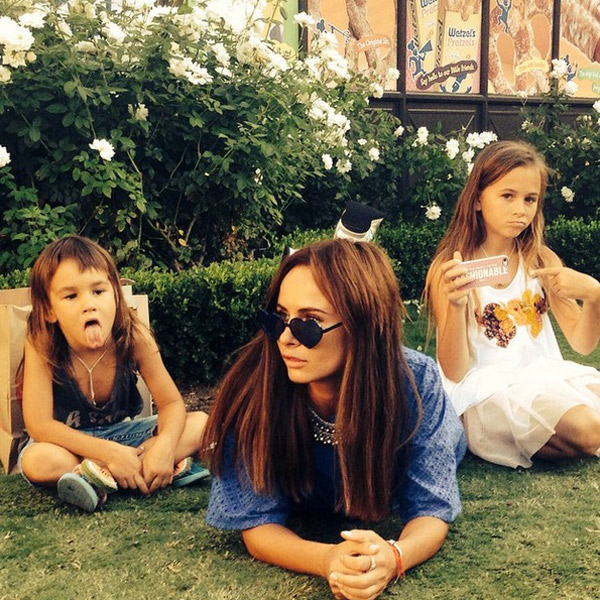 Саша с детьми наслаждается солнцем в Лос-Анджелесе