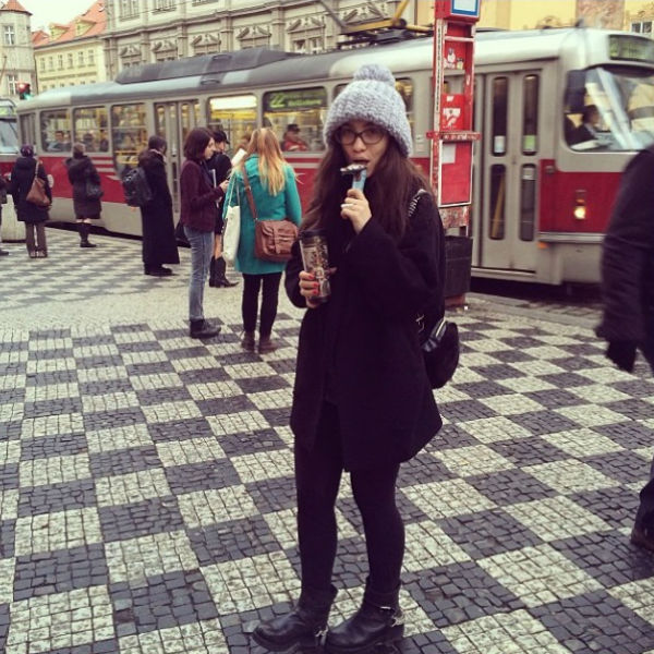 Вика на улицах Праги: "Прокатилась на трамвае! Нашла шоколадку!"