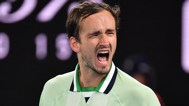 У Даниила Медведева сдали нервы, и он наорал на судью в полуфинале Australian Open: «Ты тупой?»