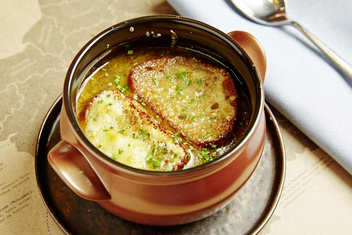 Последнее блюдо для Мазарини: история и рецепт французского лукового супа
