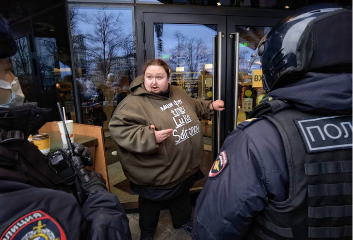 270-килограммовый Лука Сафронов приковал себя наручниками к двери McDonald’s в знак протеста