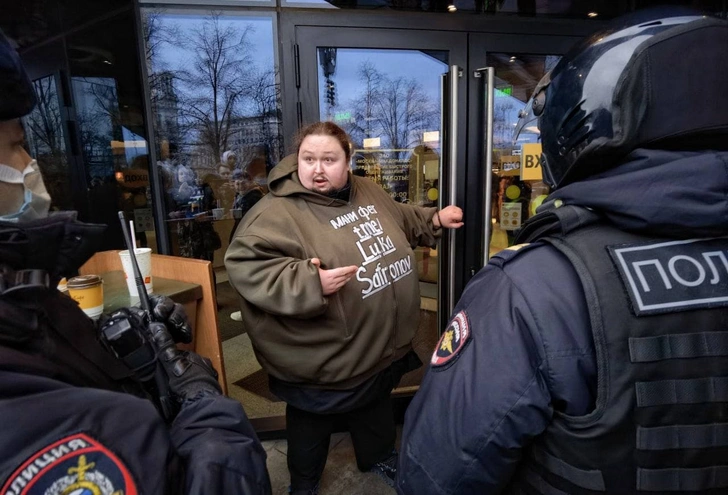 270-килограммовый Лука Сафронов приковал себя наручниками к двери McDonald’s в знак протеста