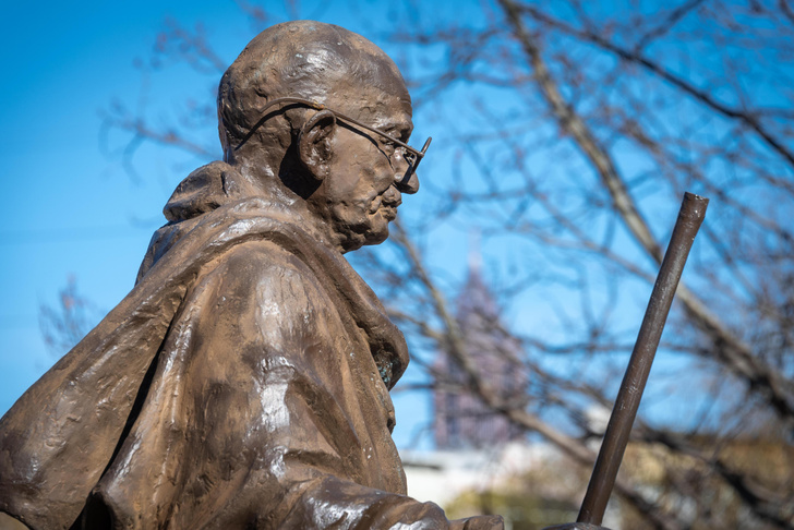 «Победа, достигнутая силой, равноценна поражению»: 12 сильных фраз Махатмы Ганди, которые стоит запомнить