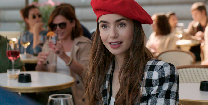 Берет, панама, шапка бини: головные уборы как у Эмили в сериале «Эмили в Париже»