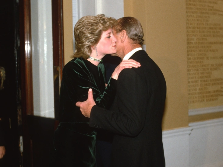 Принцесса Диана приветствует принца Филиппа на ужине Королевского общества искусств, 19 марта 1986