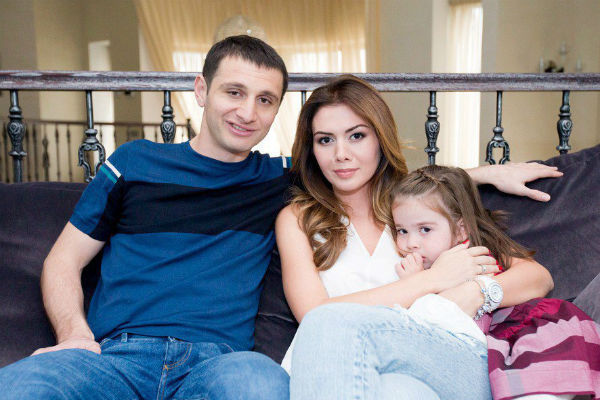 Алан Дзагоев и Зарема с дочерью