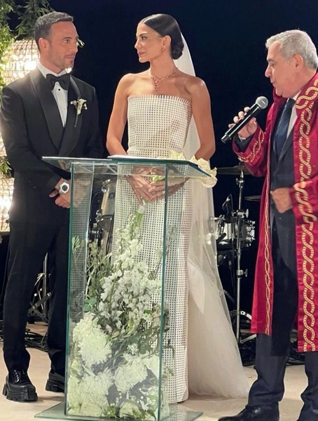 Как прошла свадьба Демет Оздемир: фото молодоженов и три роскошных платья невесты 😍