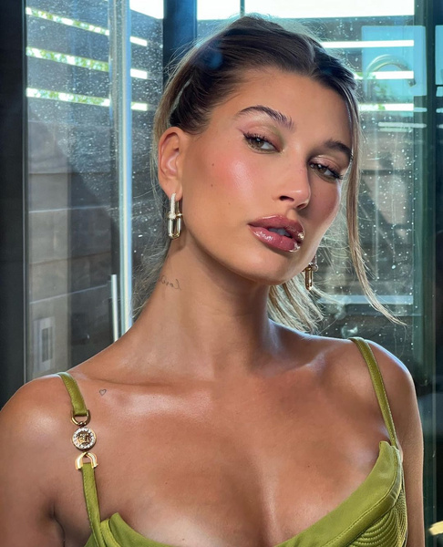 Модный макияж с зеленым акцентом: Хейли Бибер показала простой и стильный образ на вечеринку