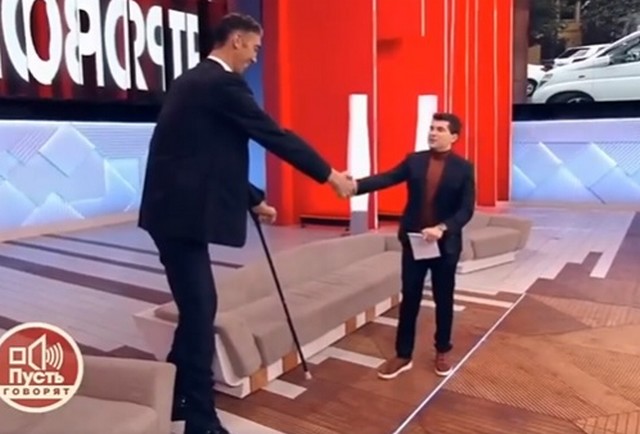 Самый высокий человек в мире приехал в Россию за невестой: «Она не должна быть выше двух метров»
