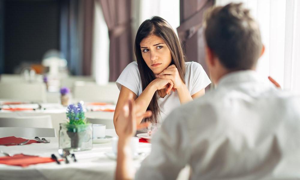 Как понять, что партнер вам лжет: 6 основных признаков