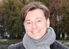 Дочь Сергея Безрукова сопровождает его на съемках