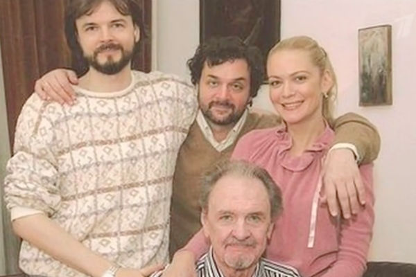 Юрий Яковлев со своими детьми