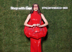 Платье-скорпион или красный ангел? Очередной спорный образ Джулии Фокс в Тоскане