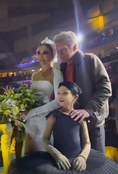 Дмитрий Песков поддержал Татьяну Навку и дочь Надежду на ледовом шоу – видео