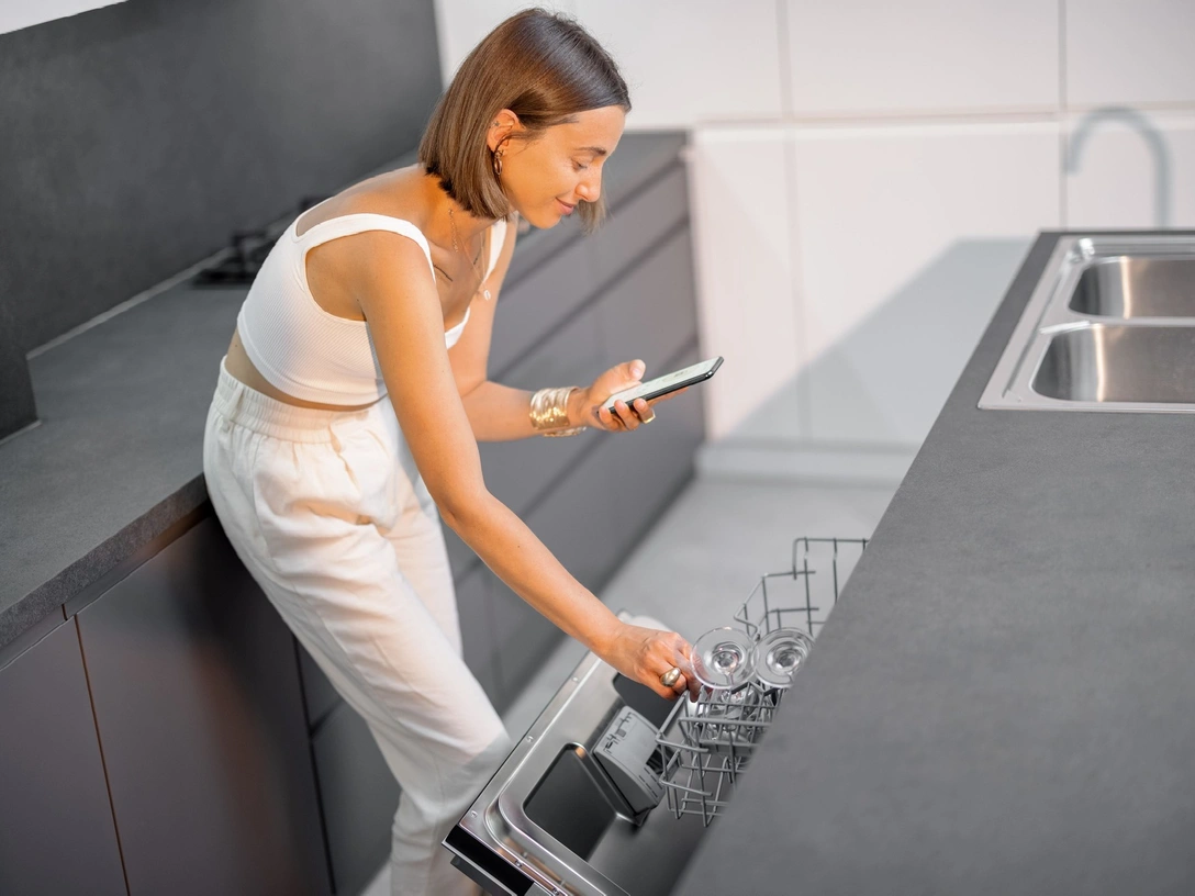 Пожалеете потом: посуда, которую никогда нельзя мыть в посудомоечной машине (но вы так делаете) | marieclaire.ru