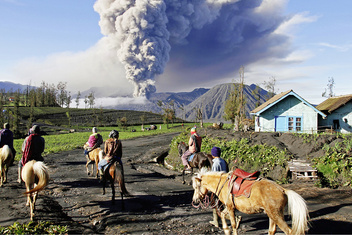 Люди из лавы: как яванцы в прямом смысле живут и выживают на вулкане