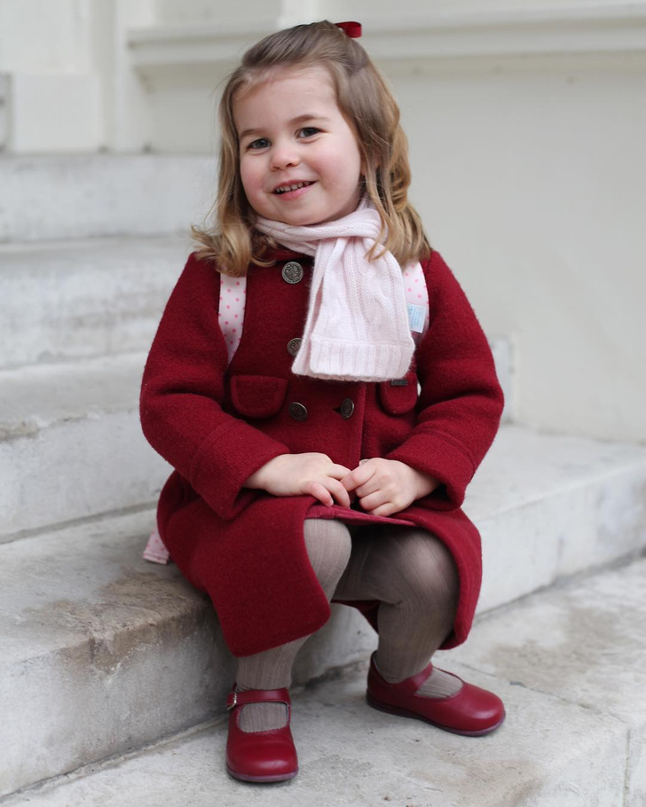 Первые официальные фото принцессы Шарлотты в детском саду