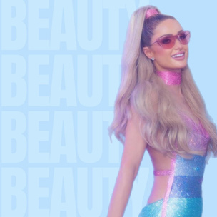 Высокий хвост и розовые аксессуары — модный летний образ в стиле barbiecore от Пэрис Хилтон