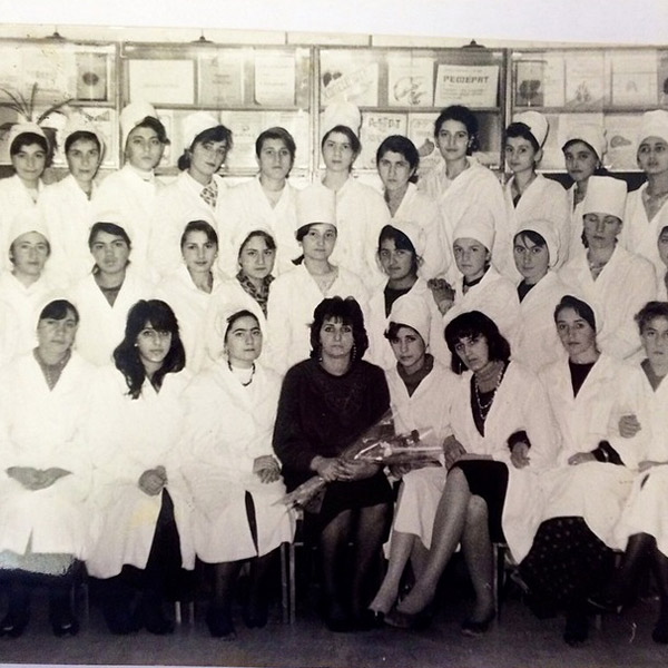 С педагогами и однокурсницами по медицинскому училищу. Жасмин четвертая справа в верхнем ряду