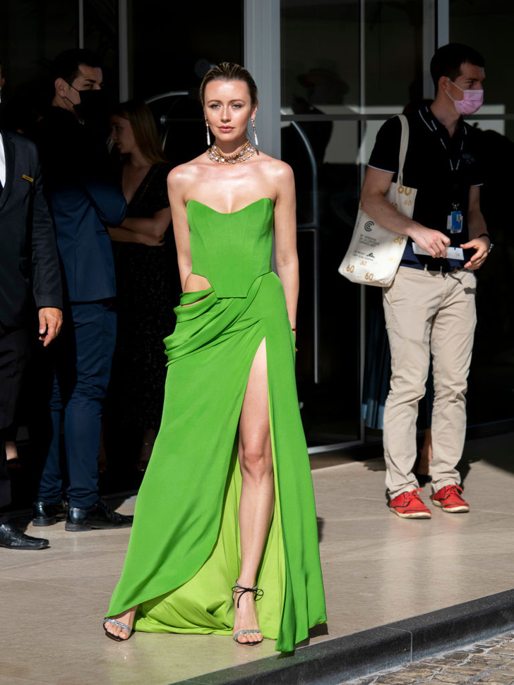 Зеленое лето: Наталья Османн на красной дорожке Каннского фестиваля в платье самого модного оттенка этого сезона