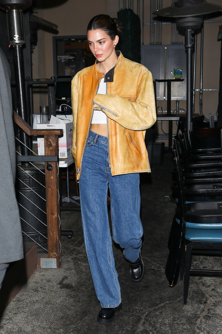 Три составляющих идеального образа от Кендалл Дженнер: байкерская куртка, короткий топ и винтажные джинсы