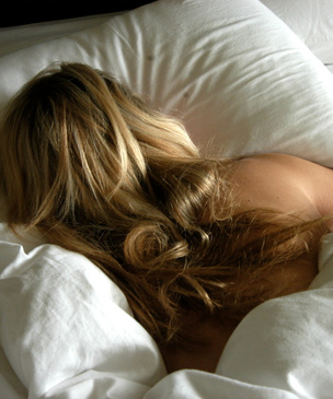Ромашка, хмель и не только: что поможет заснуть без снотворного