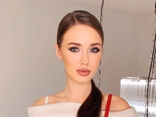 Беременная Анастасия Костенко устроила фотосессию в королевском стиле
