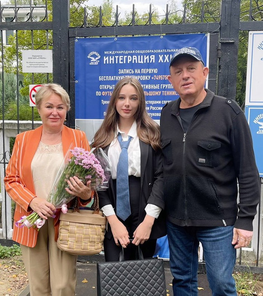 Дочь Юлии Началовой с бабушкой и дедушкой