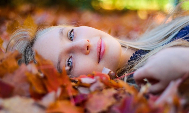 Фотосессии в осенних листьях крайне опасны для здоровья — врачи объяснили почему