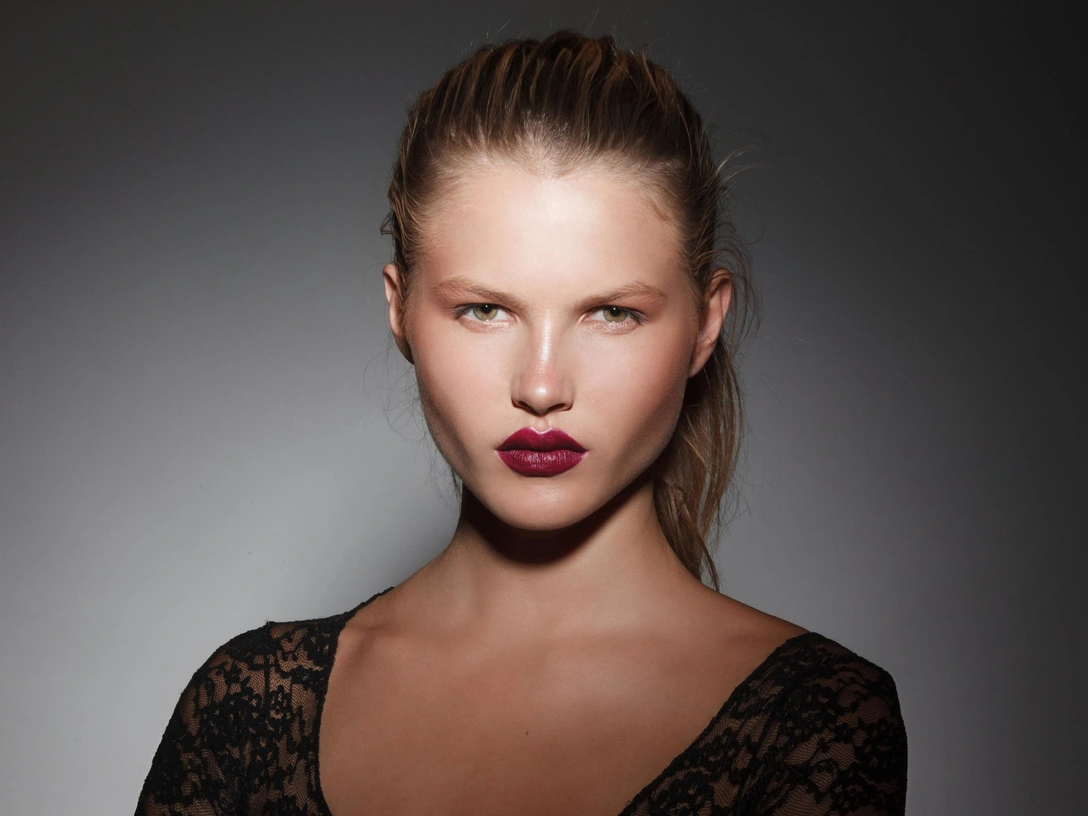Обожают звезды: самый модный оттенок помады, который сделает любой макияж роскошным | marieclaire.ru