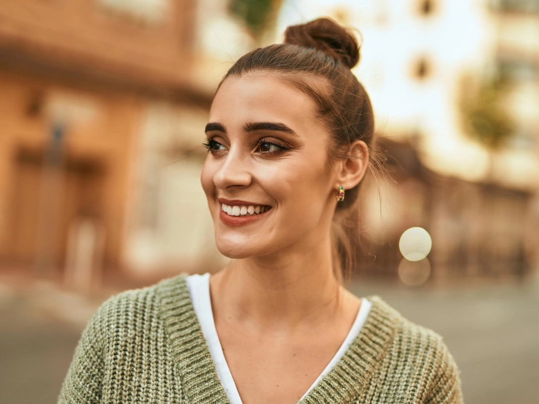 Как красиво собрать волосы в жару: 5 модных и простых укладок | marieclaire.ru