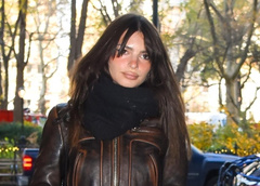 Эмили Ратаковски отправилась на свидание без штанов — поклонники обеспокоены ее поведением