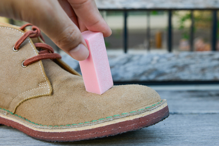 Уход за обувью: чистим замшевые сапоги от соли