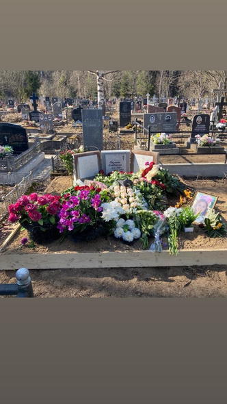 Родственники несли на похороны убитой мужем-немцем Кати Бауманн подснежники