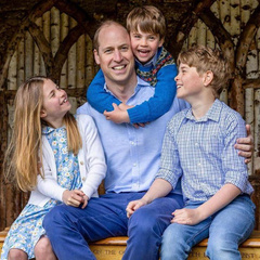 Самое милое семейное фото: королевская семья поздравила принца Уильяма с Днем отца