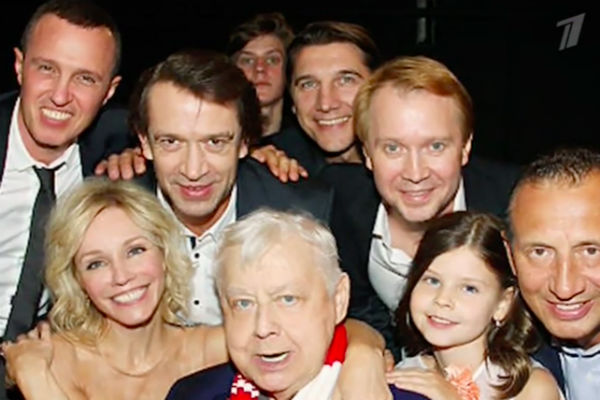 Олег Табаков с учениками, женой и детьми