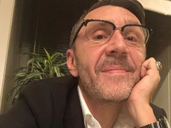 «Пошел на пользу карантин»: 47-летний Шнуров и его молодая жена ждут ребенка