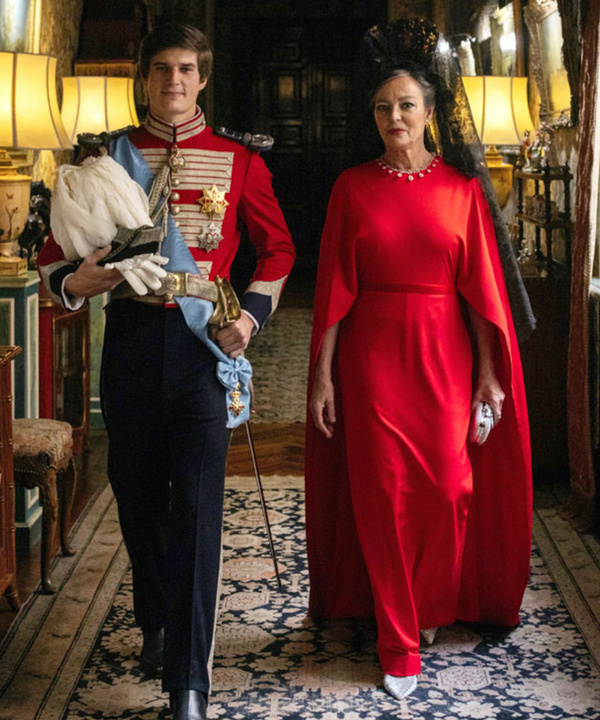 Черная корона из кружева и красное платье с кейпом: свадебный образ мамы жениха на испанской королевской свадьбе